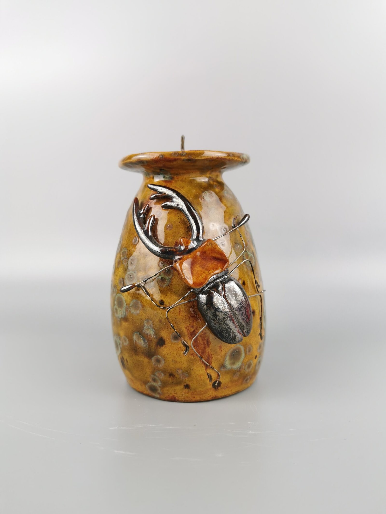 świecznik z jelonkiem rogaczem